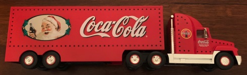 10284-1 € 40,00 coca cola vrachtwagen met verlichting kerstman met fles ca 40 cm en 2 losse auto’s.jpeg
